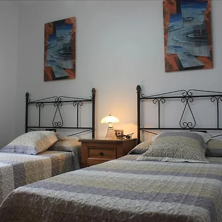 Apartment Puerto Del Carmen Sleeps 4 With Pool And Wifi *