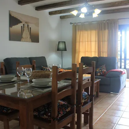 شقة Puerto Del Carmen Sleeps 4 With Pool And Wifi بويرتو ذيل كارمين